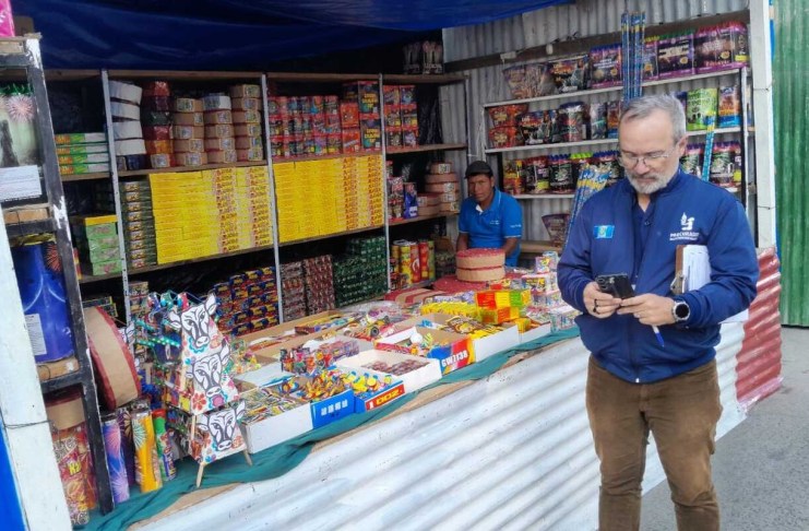 PDH verifica medidas de seguridad en ventas de pirotecnia en Antigua Guatemala Foto: PDH