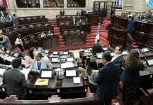 Diputados conocen separación de Sandra Milián del bloque Victoria y la UNE reincorpora a legisladores Los diputados que se presentaron a la plenaria solo marcaron su asistencia y a los minutos se retiraron del Pleno. Foto: La Hora / José Orozco