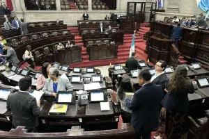 Diputados conocen separación de Sandra Milián del bloque Victoria y la UNE reincorpora a legisladores