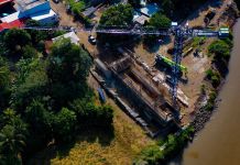 CIV coloca losa de acero en puente que unirá Ocós y Tilapa, San Marcos El puente contribuirá con la circulación vehicular en la zona que es conocida por ser comercial y turística. Foto La Hora: CIV