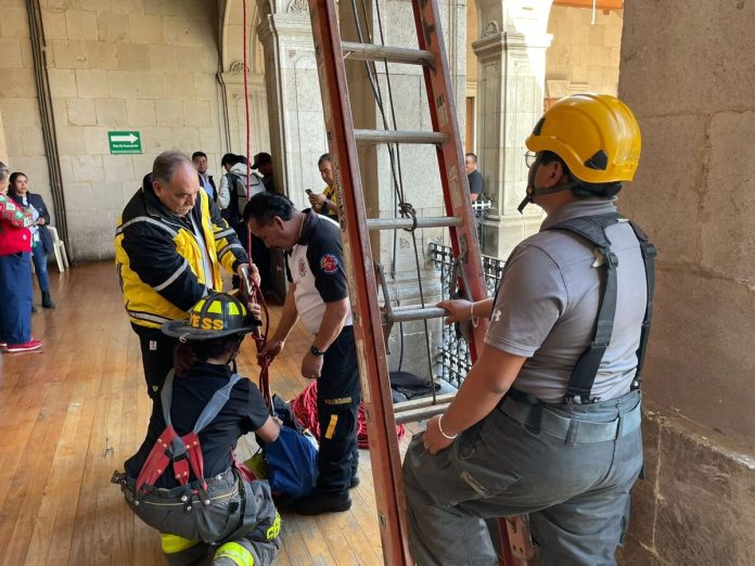 rescate del hombre de la municipalidad (2) Así fue el rescate del hombre que subió al techo de la Municipalidad de Quetzaltenango Foto: CVB Quetzaltenago