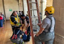 Así fue el rescate del hombre que subió al techo de la Municipalidad de Quetzaltenango Foto: CVB Quetzaltenago