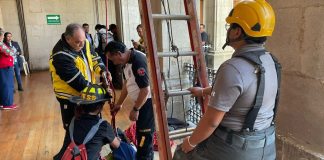 Así fue el rescate del hombre que subió al techo de la Municipalidad de Quetzaltenango Foto: CVB Quetzaltenago