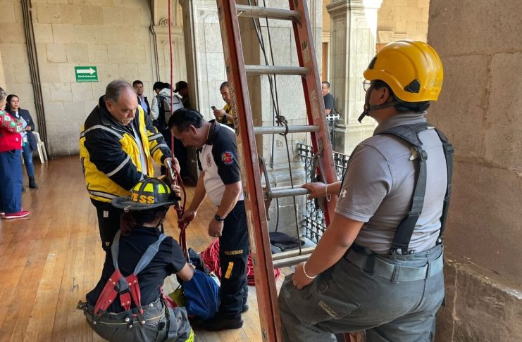 Así fue el rescate del hombre que subió al techo de la Municipalidad de Quetzaltenango Foto: CVB Quetzaltenago