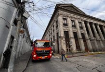 Socorristas dialogan con hombre que subió al techo del edificio de la Municipalidad en Quetzaltenango. Foto: CVB Quetzaltenango