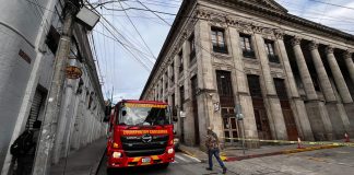 Socorristas dialogan con hombre que subió al techo del edificio de la Municipalidad en Quetzaltenango. Foto: CVB Quetzaltenango