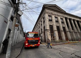 Socorristas dialogan con hombre que subió al techo del edificio de la Municipalidad en Quetzaltenango. Foto: CVB Quetzaltenango