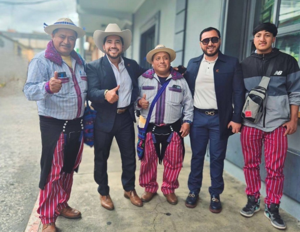 Rudy Guzmán (de sombrero) y Gendri Reyes (con lentes oscuros), en una actividad en Todo Santos Cuchumatán. Foto: La Hora/RR.SS.