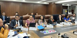 La ministra de Trabajo, Miriam Roquel, y la viceministra, Damaris Oliva, comentan por las propuestas para el salario mínimo de 2026. Foto: La Hora / José Orozco