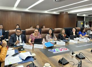 La ministra de Trabajo, Miriam Roquel, y la viceministra, Damaris Oliva, comentan por las propuestas para el salario mínimo de 2026. Foto: La Hora / José Orozco