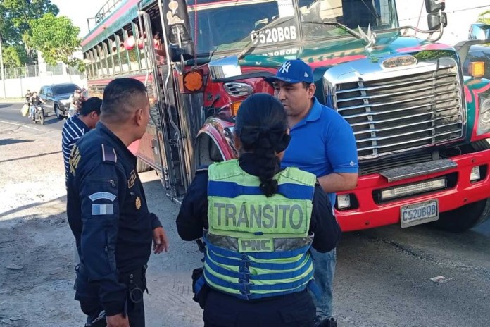 Autoridades sancionan a conductores de buses por circular contra la vía en Escuintla. Foto: PNC