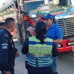 Autoridades sancionan a conductores de buses por circular contra la vía en Escuintla. Foto: PNC