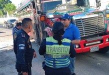 Autoridades sancionan a conductores de buses por circular contra la vía en Escuintla. Foto: PNC