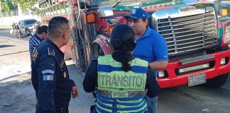 Autoridades sancionan a conductores de buses por circular contra la vía en Escuintla. Foto: PNC