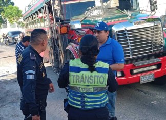 Autoridades sancionan a conductores de buses por circular contra la vía en Escuintla. Foto: PNC
