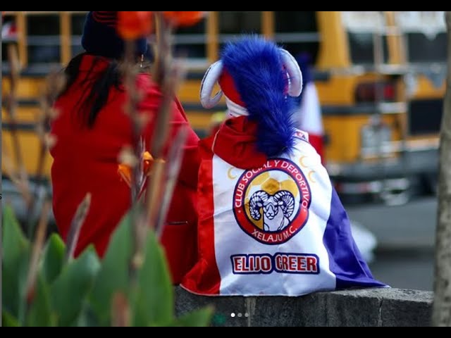 Video: Aficionados acompañan a Xelajú MC en caravana rumbo al estadio Cementos Progreso