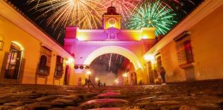 Show de luces iluminará la llegada del 2026 en la Antigua Guatemala Foto: La Hora/ Ayuntamiento de la Antigua Guatemala/ Envato