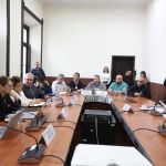 La viceministra de Desarrollo Social, Claudia Valenzuela, explica la ruta para inscribir a los transportistas para el subsidio para adultos mayores en buses. Foto: Congreso de la República