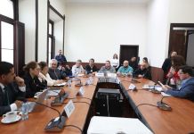 La viceministra de Desarrollo Social, Claudia Valenzuela, explica la ruta para inscribir a los transportistas para el subsidio para adultos mayores en buses. Foto: Congreso de la República