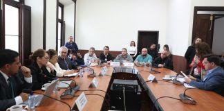 La viceministra de Desarrollo Social, Claudia Valenzuela, explica la ruta para inscribir a los transportistas para el subsidio para adultos mayores en buses. Foto: Congreso de la República