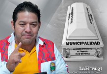 Carlos Chitay, alcalde de Tamahú, Alta Verapaz, está en el ojo público por la donación de cajas fúnebres rotuladas con varios mensajes.