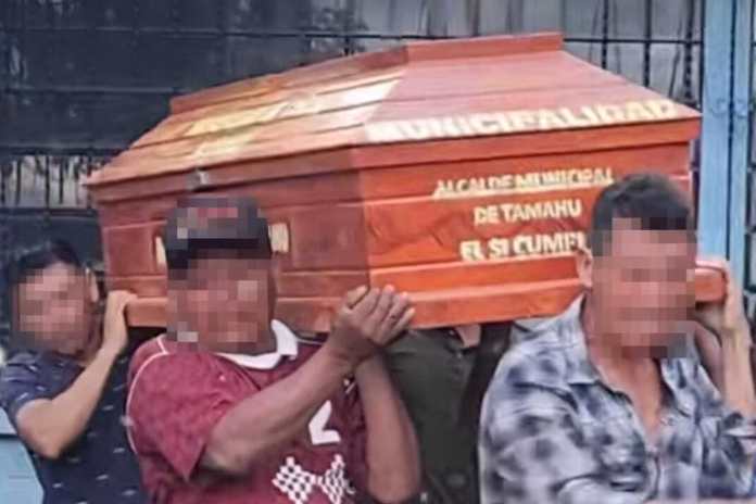 Según la información publicada en Guatecompras, los principales proveedores de féretros de la Municipalidad de Tamahú manejan los mismos precios. Foto: La Hora/Captura de video publicado por el alcalde Carlos Chitay en TikTok