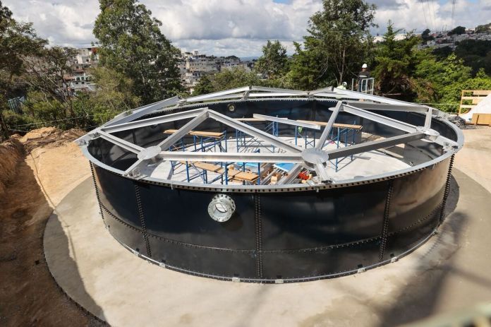 tanque de acero Avance en la construcción de un nuevo tanque de acero en la zona 17, un proyecto que busca fortalecer el abastecimiento de agua potable en ese sector de la ciudad.