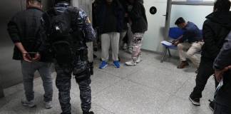 El Juzgado Noveno Penal ligó a proceso penal y envió a prisión preventiva a ocho supuestos integrantes de la banda Taxistas del Viejo. Foto La Hora: Daniel Ramírez