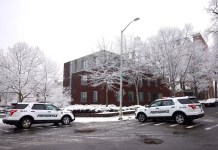 FBI ofrece recompensa de $50 mil por información sobre sospechoso del tiroteo en la Universidad Brown El FBI anunció una recompensa de hasta 50 mil dólares para quien brinde información del responsable del tiroteo en la Universidad Brown.