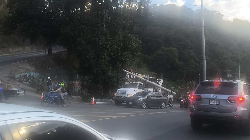 Un carril en la curva que lleva a Metronorte fue cerrado por trabajos debido a daños a un poste del alumbrado eléctrico. Foto: La Hora: PMT