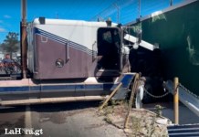 Un tráiler se accidenta en jurisdicción del kilómetro 29 de la ruta al Pacífico. Foto: PMT de Amatitlán