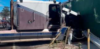 Un tráiler se accidenta en jurisdicción del kilómetro 29 de la ruta al Pacífico. Foto: PMT de Amatitlán