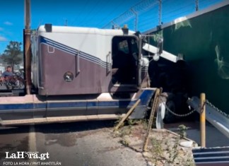 Un tráiler se accidenta en jurisdicción del kilómetro 29 de la ruta al Pacífico. Foto: PMT de Amatitlán