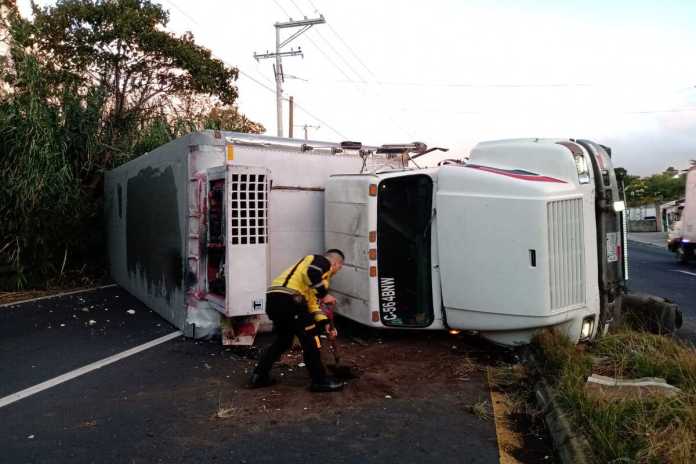trailerbomberos Un camión volcó en el kilómetro 33 de la ruta a Oriente, en jurisdicción de Villa Canales. Foto: Bomberos Voluntarios