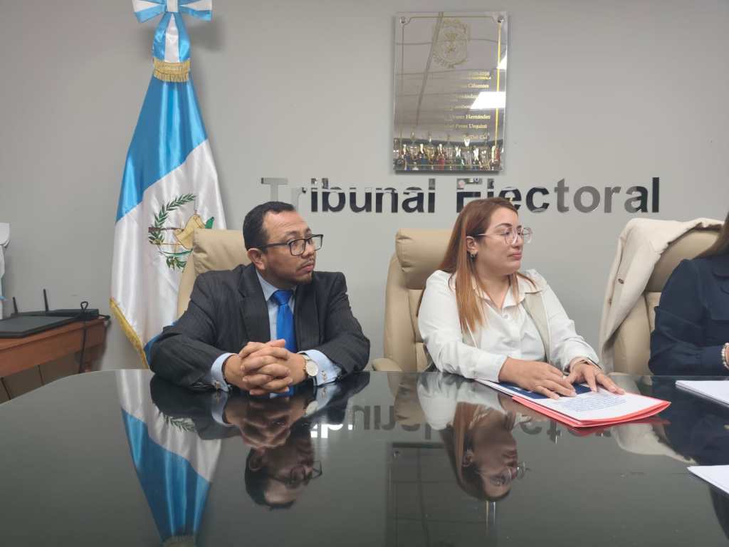 La planilla de Unión, Libertad y Justicia es Julio José Aguilar Martinez, titular y; Linda Greta de Los Ángeles Rivera Pérez, suplente. En la fotografía: Alexander Ríos, fiscal de la planilla y Rivera Pérez. Foto La Hora: Engelberth Blanco