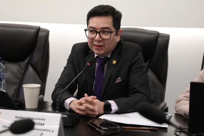 El viceministro de Salud, Juan Carlos Oxom, responde por el traspado de personal a renglón permanente. Foto: Congreso de la República