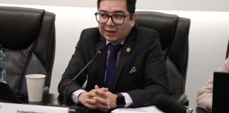 El viceministro de Salud, Juan Carlos Oxom, responde por el traspado de personal a renglón permanente. Foto: Congreso de la República