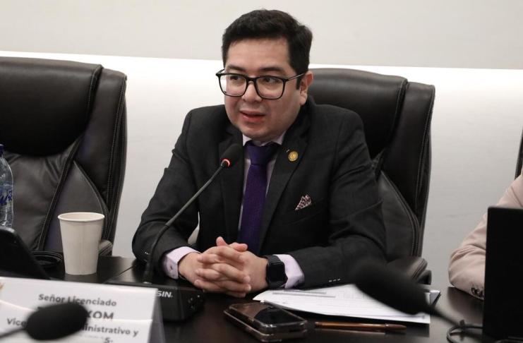 El viceministro de Salud, Juan Carlos Oxom, responde por el traspado de personal a renglón permanente. Foto: Congreso de la República