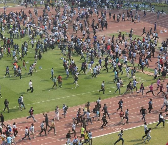 La captura del organizador y enfrentamientos entre aficionados dejó la visita de Lionel Messi a Calcuta, India. Foto La Hora: EFE