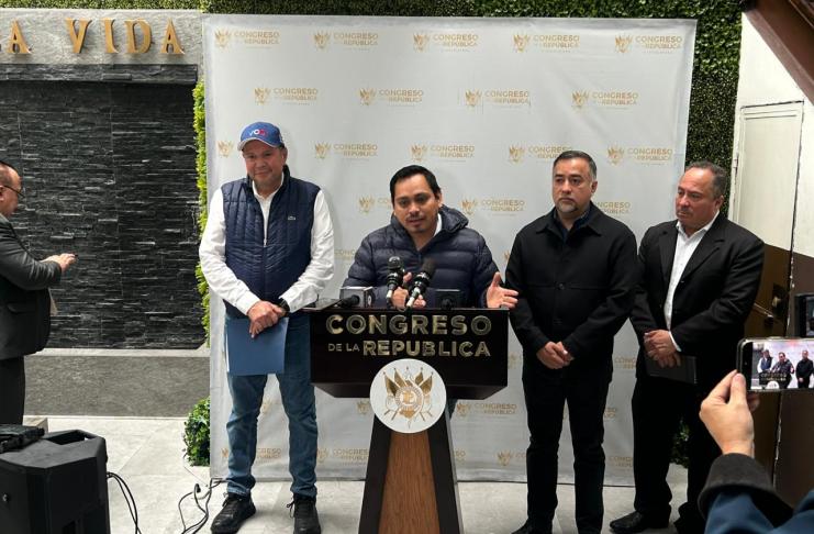 Los tres diputados de la bancada VOS cuestionann la sentencia que puede afectar la asamblea nacional del partido. Foto: La Hora / José Orozco