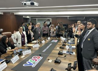 Los diputados de VOS, Orlando Blanco y Jairo Flores, señalan a su excompañero Carlos Bezares por contratación en el Congreso. Foto: La Hora / José Orozco