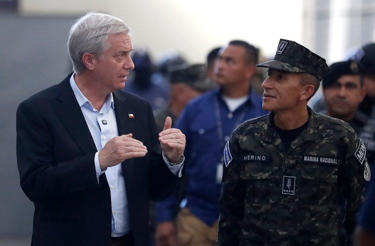 Presidente electo de Chile, José Antonio Kast (i), habla con el ministro de Defensa de El Salvador, René Merino Monroy. Foto La Hora: EFE