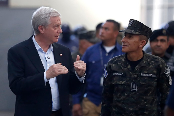 Kast visita El Salvador para conocer la cárcel de máxima seguridad y reunirse con Bukele Presidente electo de Chile, José Antonio Kast (i), habla con el ministro de Defensa de El Salvador, René Merino Monroy. Foto La Hora: EFE