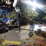 Por el desplome del árbol en el sector, se informó de una ambulancia con daños y de un motorista afectado. Foto La Hora: FB Que Hubo Fraijanes