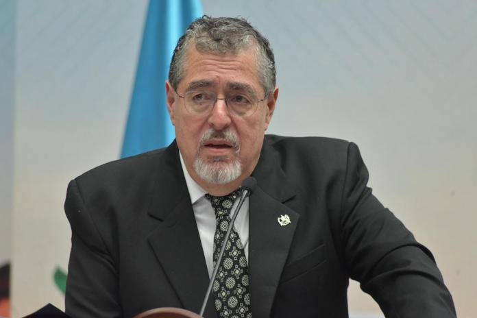 Arévalo advierte sobre intentos de desestabilización del Estado tras ataques y motines del Barrio 18.