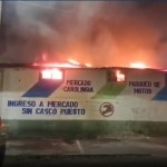 Un incendio consume varios locales y ventas en el mercado Carolingia, ubicado en la zona 6 del municipio de Mixco. Foto La Hora: RRSS