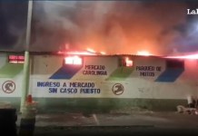 Un incendio consume varios locales y ventas en el mercado Carolingia, ubicado en la zona 6 del municipio de Mixco. Foto La Hora: RRSS