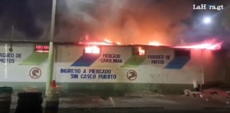 Un incendio consume varios locales y ventas en el mercado Carolingia, ubicado en la zona 6 del municipio de Mixco. Foto La Hora: RRSS