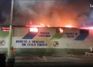 Un incendio consume varios locales y ventas en el mercado Carolingia, ubicado en la zona 6 del municipio de Mixco. Foto La Hora: RRSS