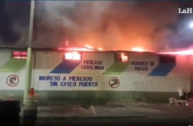 Un incendio consume varios locales y ventas en el mercado Carolingia, ubicado en la zona 6 del municipio de Mixco. Foto La Hora: RRSS